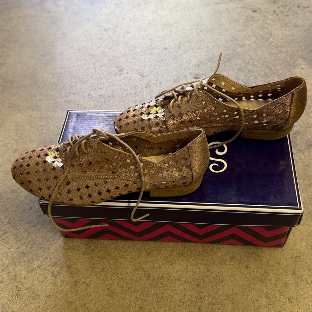 Brand new Seychelles Gold Lace-Up Flats - Picture 6 of 10